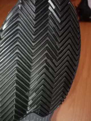 Zapatillas Adidas court Jam Negras y Blancas