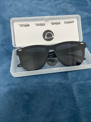 Gafas de sol negras practicamente nuevas sin uso