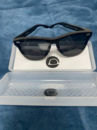Gafas de sol negras practicamente nuevas sin uso
