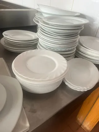 Lote de platos blancos de porcelana