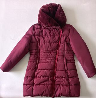 Abrigo Laura Jo Rojo con Capucha y Pelo