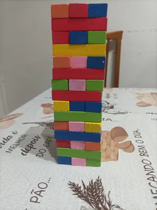 Caja de madera con bloques de formas