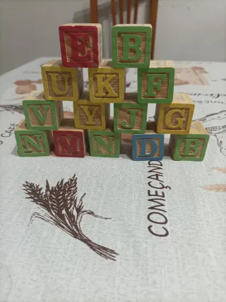 Caja de madera con bloques de formas