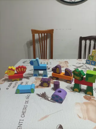 Caja de madera con bloques de formas