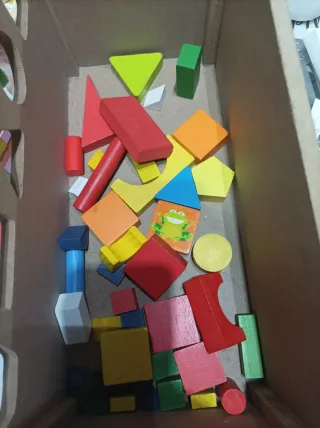 Caja de madera con bloques de formas
