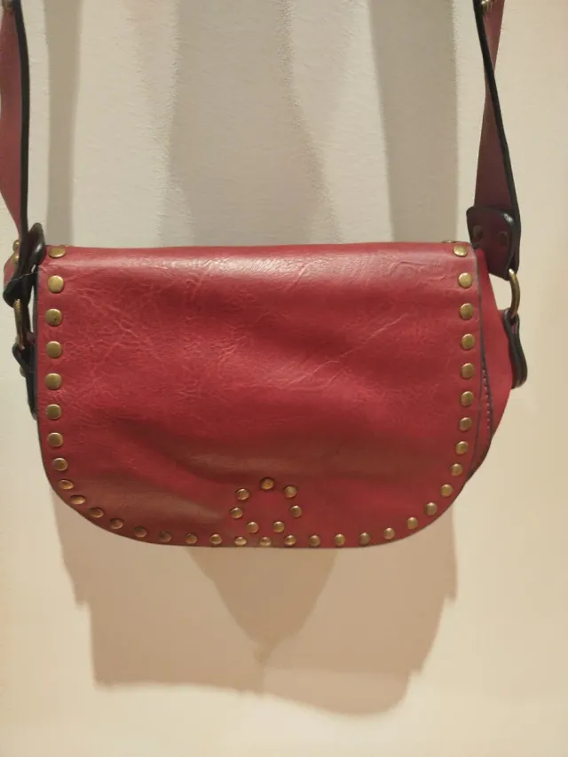 Bolso granate con tachuelas doradas