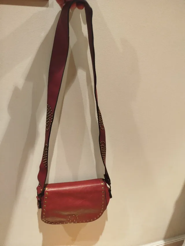 Bolso granate con tachuelas doradas