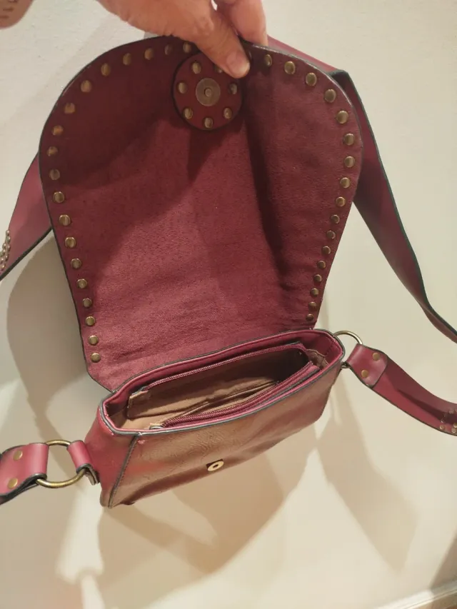 Bolso granate con tachuelas doradas