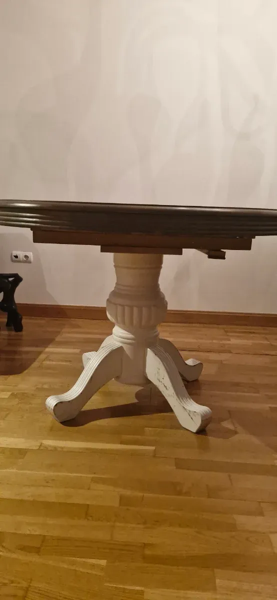 Mesa de comedor de madera