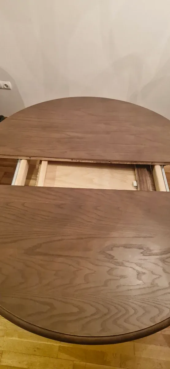 Mesa de comedor de madera