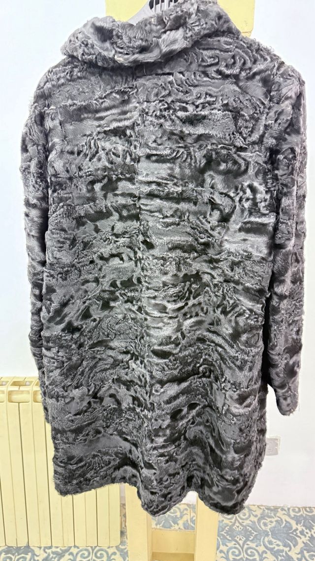 Abrigo de piel astracán negro