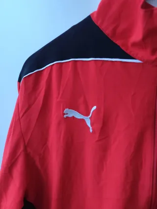 Chaqueta deportiva Puma roja y negra