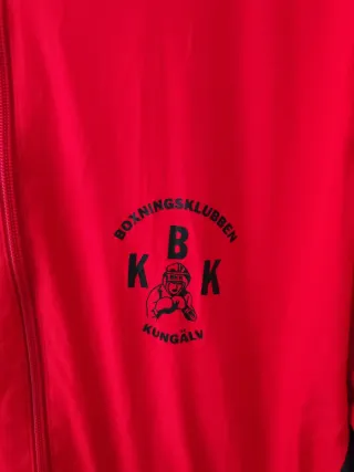 Chaqueta deportiva Puma roja y negra