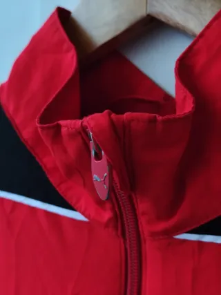 Chaqueta deportiva Puma roja y negra