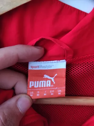 Chaqueta deportiva Puma roja y negra