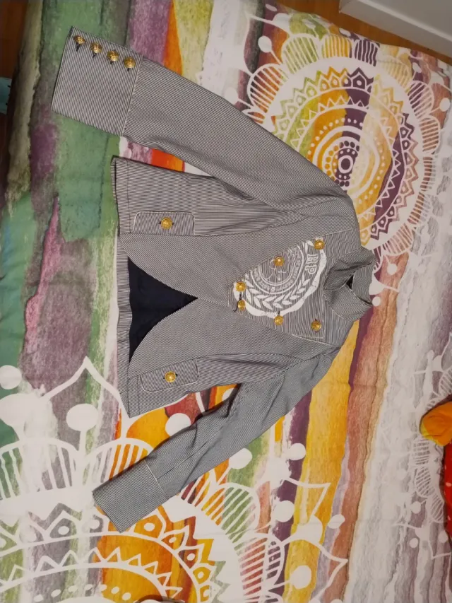 Americana marinera con detalles dorados