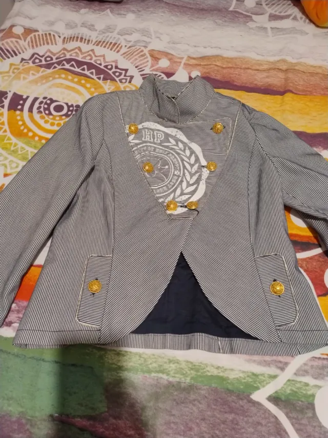 Americana marinera con detalles dorados