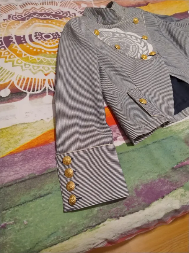 Americana marinera con detalles dorados