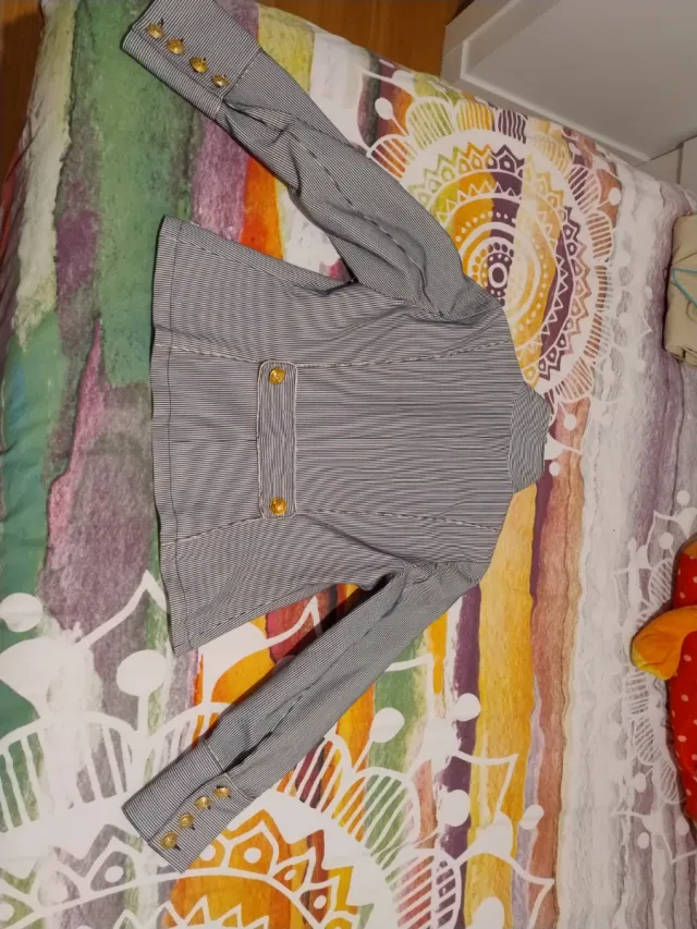 Americana marinera con detalles dorados