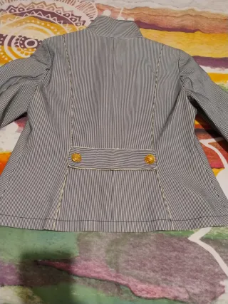 Americana marinera con detalles dorados