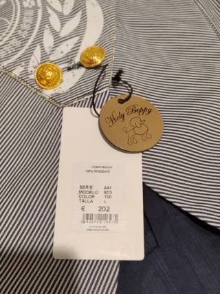 Americana marinera con detalles dorados