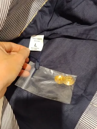 Americana marinera con detalles dorados