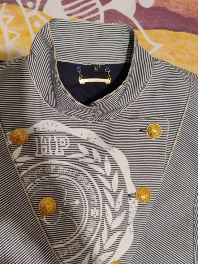 Americana marinera con detalles dorados