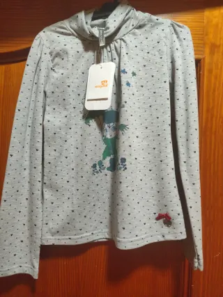 Jersey Mayoral cuello alto gris corazones. Talla 8