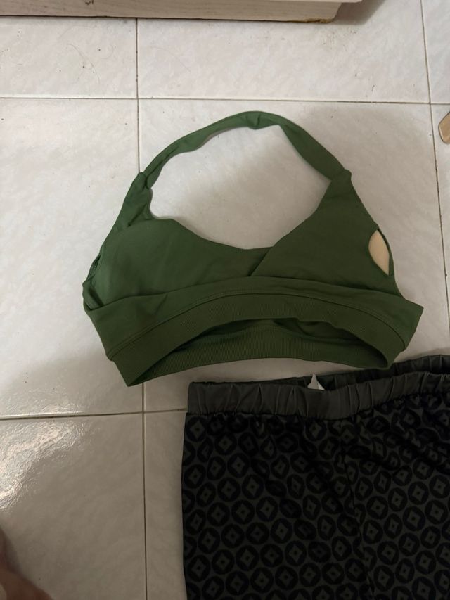 Conjunto deportivo verde y negro