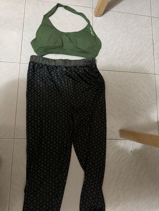 Conjunto deportivo verde y negro