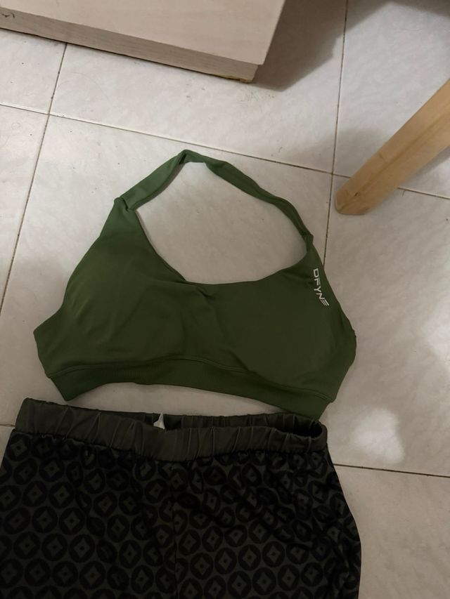 Conjunto deportivo verde y negro