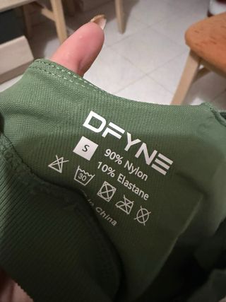 Conjunto deportivo verde y negro