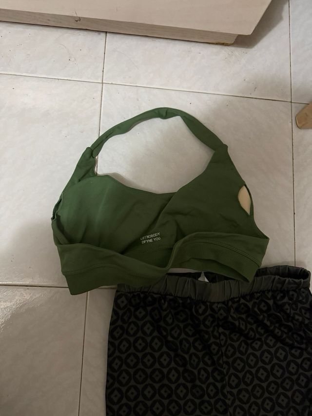 Conjunto deportivo verde y negro