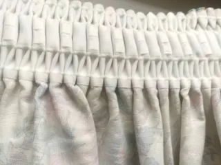 Cortinas de tela con estampado floral y volantes