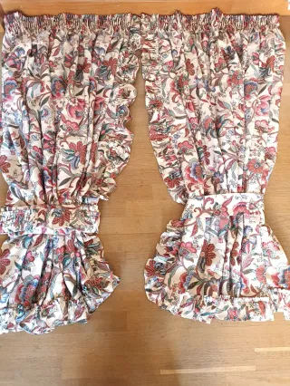 Cortinas de tela con estampado floral y volantes