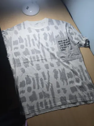 Camiseta Zara gris y blanca