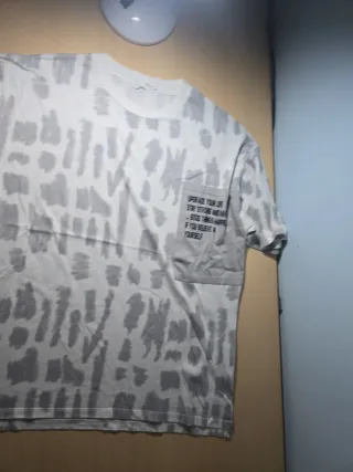 Camiseta Zara gris y blanca