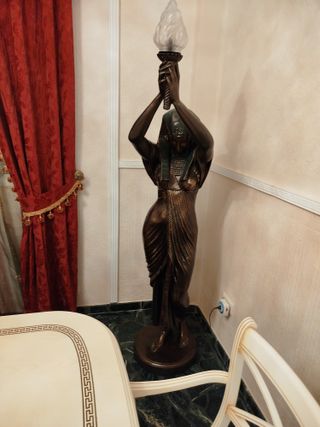 Elegante mueble auxiliar beige y dorado