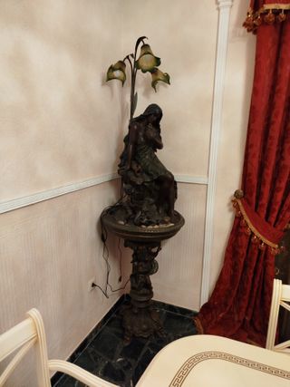 Elegante mueble auxiliar beige y dorado