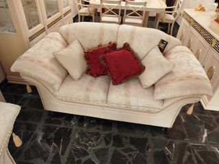 Elegante mueble auxiliar beige y dorado