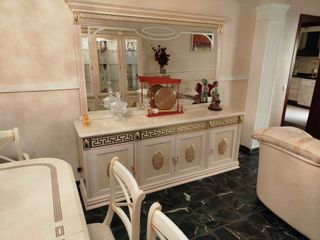 Elegante mueble auxiliar beige y dorado