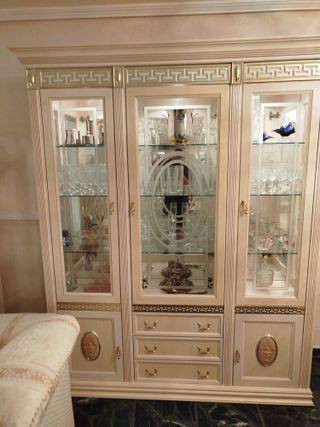 Elegante mueble auxiliar beige y dorado