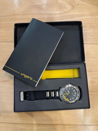Reloj Ungaro Negro y Amarillo