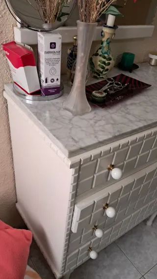 Cómoda de madera con tapa de mármol