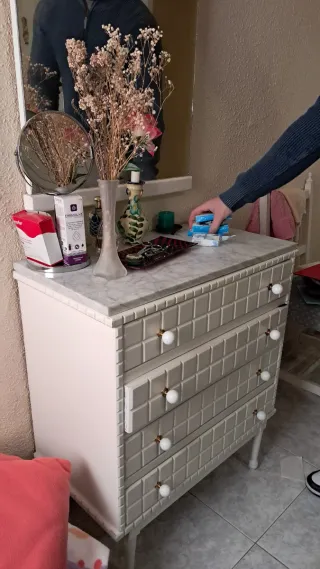 Cómoda de madera con tapa de mármol