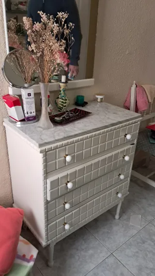 Cómoda de madera con tapa de mármol