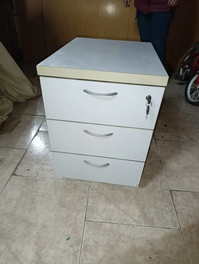 Cajonera de oficina con llaves.