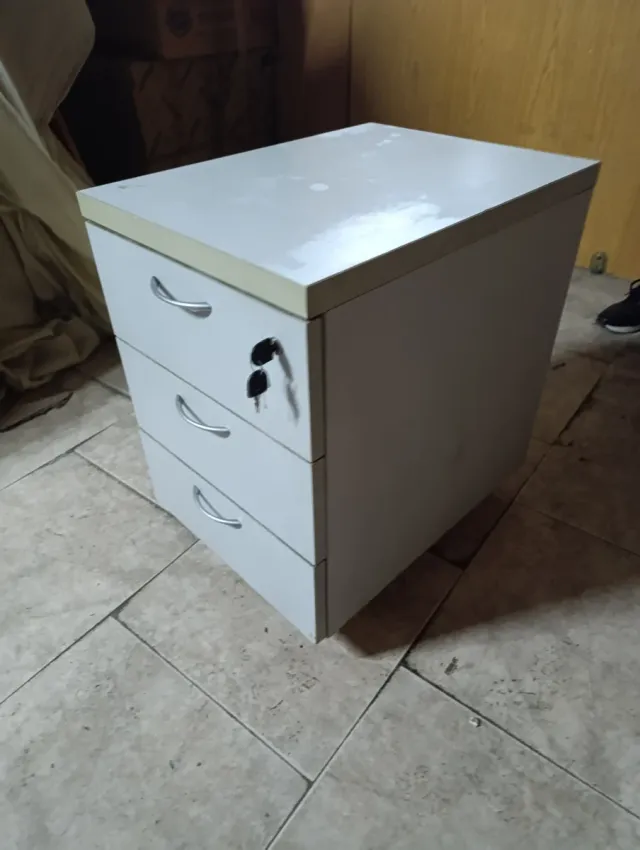 Cajonera de oficina con llaves.