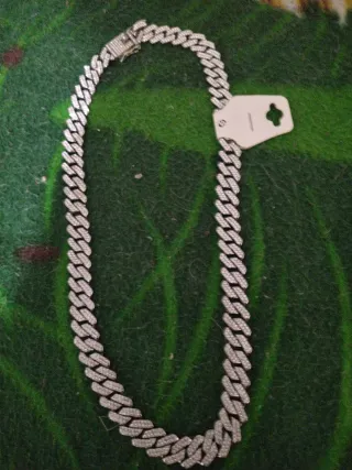 Cadena cubana plateada con diamantes