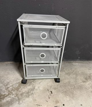 Cajonera metálica gris con ruedas